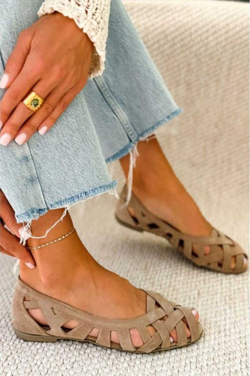 Casey | Platte sandalen met open teen en gekruiste bandjes