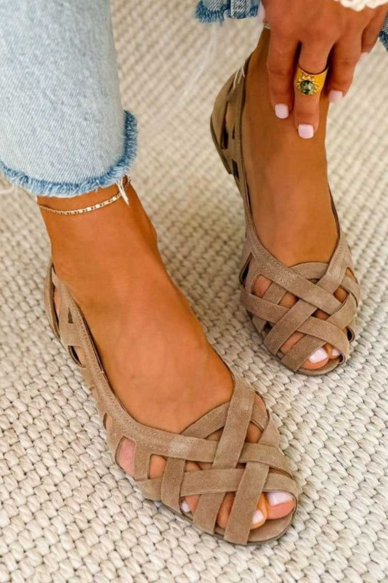 Casey | Platte sandalen met open teen en gekruiste bandjes