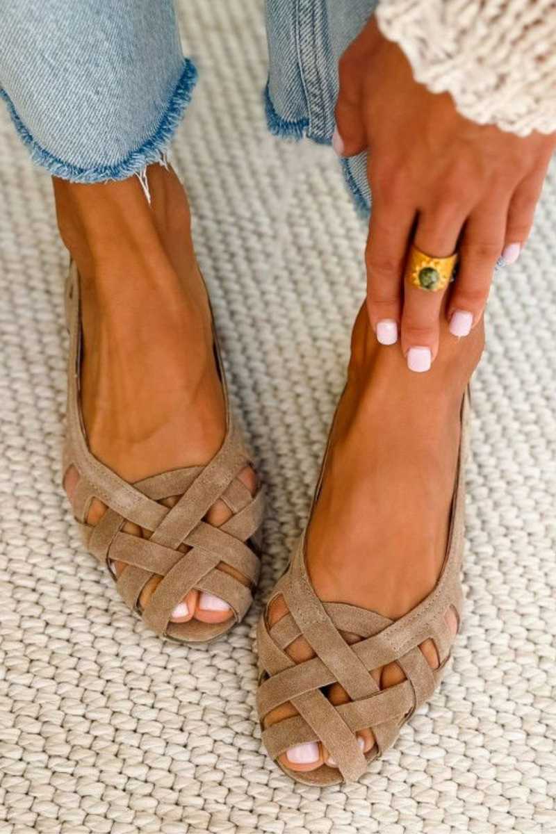 Casey | Platte sandalen met open teen en gekruiste bandjes