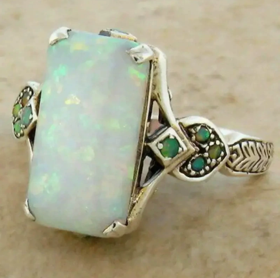 Zilveren Ring met Vintage Witte Opale