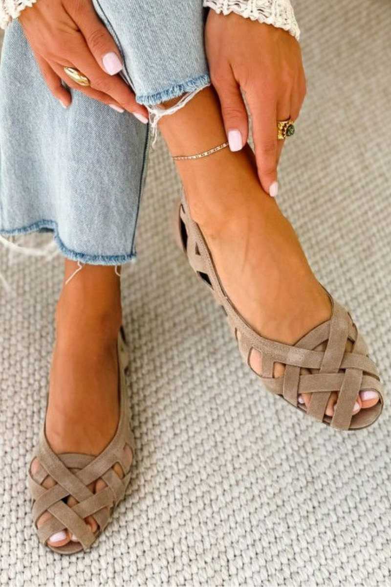 Casey | Platte sandalen met open teen en gekruiste bandjes