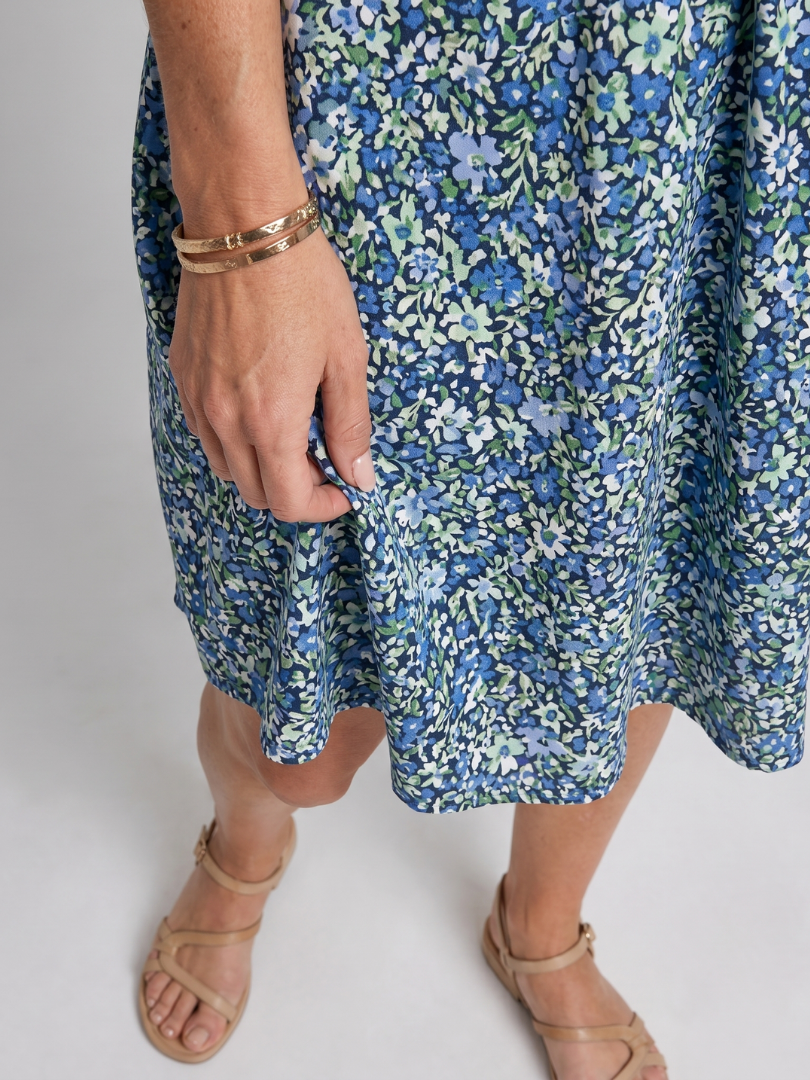 Zwaantje | Knie-lange jurk met korte mouwen en tropische print