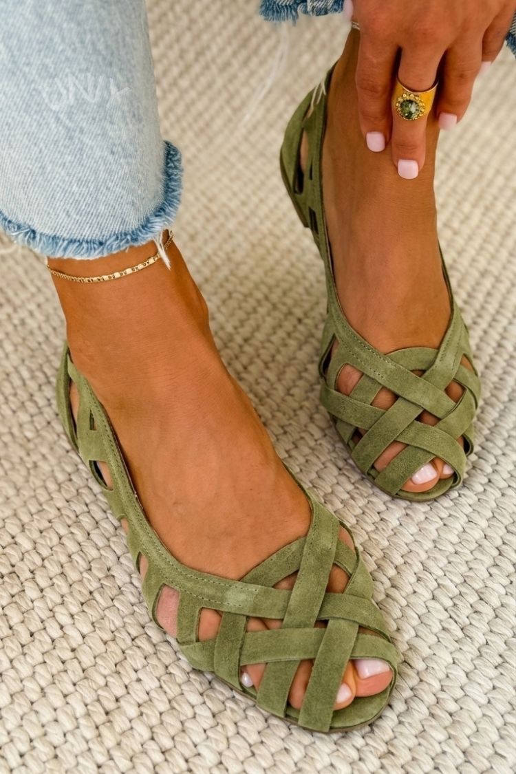 Casey | Platte sandalen met open teen en gekruiste bandjes