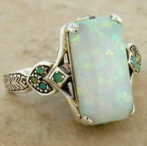 Vintage Ring in Witte Opaal